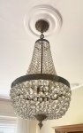 Lustre com armação em bronze e pingentes. Medidas; Aprox. 90 cm de altura. ATENÇÃO: DESINTALAÇÃO E RETIRADA EM PETRÓPOLIS