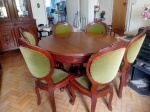 Mesa de jantar em madeira nobre, pés ricamente esculpidos, tampo de extensão,  6 poltronas em forradas em veludo verde armação em madeira nobre esculpidas. Possui avarias em uma cadeira e tampo da mesa Veja fotos extras. Medidas: Cadeiras 103 x 45 x 48 cm / Mesa 80 x 120 com extensor chega  a 160cm. ATENÇÃO: RETIRA EM PETRÓPOLIS.