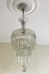 Antigo lustre com pingentes. Medidas: Aprox. 80 cm de altura: ATENÇÃO DESINSTALAÇÃO E RETIRADA EM PRTRÓPOLIS.