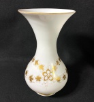 OPALINA Baccarat - Vaso em opalina branca Baccarat com  rica decoração floral em ouro Medidas: 28 cm de altura