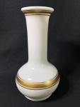 OPALINA - Vaso em opalina francesa, Napoleão III,  branca com decoração frisos em dourado. Medidas: 30 cm de altura