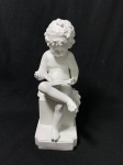 BISCUIT DE SÈVRES, assinado" CANOVA" - Sèvres- Delicada escultura em biscuit branco, representando uma figura infantil sentada, com expressão serena, concentrada na leitura de um livro aberto sobre o colo. A peça é ricamente modelada, com detalhes refinados nos cabelos cacheados e nos dedos, revelando o primor técnico da manufatura. Trata-se de uma peça do estilo neoclássico, muito valorizada por colecionadores de arte europeia do século XIX, evocando o ideal do infant cherub, figura muito apreciada no período. O acabamento em biscuit (porcelana não vitrificada) acentua a suavidade da composição e a leveza visual da obra.  Medidas: 31 cm de altura x 11 cm de largura e 14,5 cm de comp.