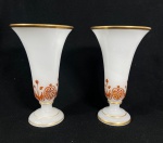 OPALINA BACCARAT -FRANÇA- PERÍODO NAPOLEÃO III - Belíssimo para de vaso em opalina francesa. pintura em arabescos na base, friso em ouro. EM PERFEITO ESTADO Medidas: 25,5 cm de altura e 15 cm diâmetro