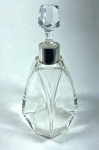 Garrafa sextavada em cristal francês Art Deco, cerca de 1920,  com gargalo em metal prateado. Medidas: 25 cm