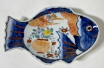CIA DAS ÍNDIAS-IMARI -Raro covilhete em porcelana japonesa de Imari na forma de peixe. Medidas:
