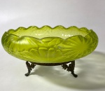 Belíssimo centro de mesa em cristal francês na cor verde com armação e pés em bronze. Medidas: