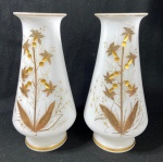 OPALINA BACCARAT- SÉCULO XIX- Belíssimo par de vasos de opalina Baccarat Napoleão III, na cor branca com linda decoração floral em dourado e friso dourado. Medidas: 30 cm de altura