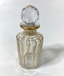 BACCARAT-  Belíssimo perfumeiro  em cristal Baccarat com decoração art'deco em ouro.Medidas: 13,5 x 5 cm