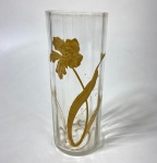 BACCARAT- SÉCULO XIX- Belíssimo e raro vaso em cristal Baccarat, translucido com decoração de fores em ouro, catalogado no livro OLD BACCARAT. Medidas: 18 cm de alt.