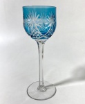 BACCARAT- Cálice haste longa para vinho, em cristal Baccarat na cor azul. Medidas: