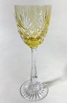 BACCARAT- Cálice haste longa para vinho, em cristal Baccarat na cor amarela. Medidas: