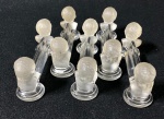 BACCARAT -SÉCULO XIX -  Cinco Porte Couteaux em cristal BACCARAT, - apresenta nas extremidades o busto de D. Pedro II, menino, em acabamento acetinado. Peça reproduzida no livro O Cristal no Império do Brasil, de Jorge Getúlio de Veiga , Carlos Eduardo Castro Leal e João Augusto de Souza Lima , Quinta Cor Editores, RJ, 1996. Medida: 10cm. Com avarias.