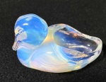 FRANÇA, CIRCA 1920- Saleiro ou pimenteiro em cristal opalescente, em forma de pato. Medidas: 4 x 4 x 7 cm