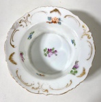 DRESDEN- ALEMANHÃ SÉCULO XIX- Antigo pratinho côncavo em porcelana alemã Dresden com típica decoração floral. Medidas:
