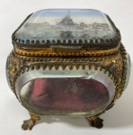 FRANÇA- SÉCULO XIX-  1889- Rara e antiga caixa em cristal, base em veludo vermelho, guarnições em bronze dourado e tampa com imagem da Torre Eiffel de Paris em comemoração a EXPOSIÇÃO UNIVERSAL DA FRANÇA. Peças com pequeno lascado frontal superior .Medidas:     .  A Exposição Universal da França de 1889 foi um evento monumental que celebrou o centenário da Revolução Francesa e a Revolução Industrial, realizada em Paris. A Torre Eiffel , construída para o evento, se tornou um símbolo mundial e a maior estrutura de aço e ferro da época. A exposição foi um esforço conjunto do Estado francês da cidade de Paris e setores privados para estimular a economia e tirar a França  de uma recessão.