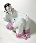 Gracioso pratinho côncavo na forma de Pierrot em porcelana. Medidas: