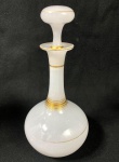 OPALINA- FRANÇA ´SECULO XIX- Garrafa em opalina na cor branca com friso dourado. Perfeito estado. Medidas: