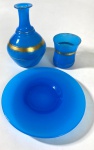 OPALINA BACCARAT - SÉCULO XIX- Verre d'eau em opalina Baccarat completo, copo, garrafa d'água e presentoir na cor azul e decoração em dourado. Perfeito estado. Medidas: