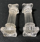 Par de Porte Couteaux em cristal francês, provavelmente Baccarat na forma de coluna grega. Medidas: