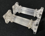 Par de Porte Couteaux em cristal francês, provavelmente Baccarat na forma de coluna grega. Medidas:
