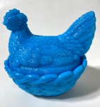OPALINA -Antiga mantegueira em opalina na forma de cesto e tampa de galinha na cor azul, Possui imperceptível lascado no bico. Medidas: