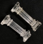 Par de Porte Couteaux em cristal francês, provavelmente Baccarat na forma de coluna grega. Medidas: