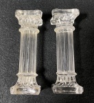 Par de Porte Couteaux em cristal francês, provavelmente Baccarat na forma de coluna grega. Medidas:
