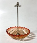 BACCARAT - FRANÇA- SÉCULO XIX - Antigo acessório para toilet, provavelmente porta escova de dentes, em cristal Baccarat com clássica lapidação Bamboo Tours em vermelho degradê. Apresenta imperceptível lascado na borda inferior. Medidas: