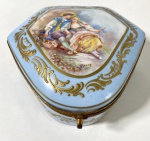 Belíssima e antiga caixa em porcelana francesa, estilo SÈVRES, marcada ATLA LE LONGPRÉ MANUFACTURE FRANÇAISE, pintura manual de cena galante, guarnição em bronze,  parte interna ornamentada com flores. Perfeito estado de conservação. Medidas: