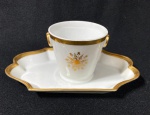 Lindo recipiente com presentoir acoplado, em porcelana branca com decoração dourada. Medidas: