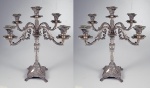 Par candelabros para cinco luzes, reversíveis para castiçais, executado em prata de lei portuguesa,