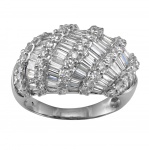Maravilhoso Anel em Ouro Branco 18K (Inscrição 750) com Diamantes. Medida: Aprox. 15 Aro; Largura: a