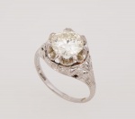 Elegante anel dito "solitário" cerca de 1940 em platina com diamante central de aproximadame