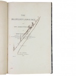 Amaro Cavalcanti. The brasilian language and its agglutination. Rio de Janeiro: Typographia Nacional, 1883. Raríssima, esta obra fornece uma análise abrangente da língua portuguesa falada no Brasil, com foco particular na aglutinação de palavras. Aglutinação é o processo de unir palavras para criar uma nova, ou formar uma frase, e é uma característica fundamental de muitos idiomas, incluindo o português. O livro de Cavalcanti explora as origens e o desenvolvimento do português brasileiro, e examina as formas como a aglutinação é usada na língua. O autor fornece numerosos exemplos de palavras e frases aglutinadas, e explica como elas são formadas e utilizadas em diferentes contextos. Ele também discute o papel da aglutinação na literatura e poesia brasileira, e como ela influenciou o desenvolvimento da língua ao longo do tempo. No geral, A obra é um recurso valioso para qualquer pessoa interessada em linguística, cultura e história. Ele fornece uma visão fascinante sobre as características únicas do português desenvolvido no Brasil e destaca a importância da aglutinação nesse processo. Em ótimo estado de conservação.