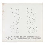 Palavra Imágica. 1987. Organização: Betty Leirner e Walter Silveira. Catálogo de arte da Palavra Imágica, uma exposição coletiva realizada no Museu de Arte Contemporânea da Universidade de São Paulo (MAC/USP) entre outubro e novembro de 1987, com curadoria de Betty Leirner e Walter Silveira. O evento reuniu artistas ligados à poesia visual, à arte conceitual e à experimentação verbo-imagética, como Arnaldo Antunes, Augusto de Campos, Cildo Meireles, Hélio Oiticica, Lygia Pape, Mira Schendel, Paulo Bruscky, Rubens Gerchman, entre outros. O catálogo da mostra documenta essa intersecção entre palavra e imagem, refletindo práticas artísticas que exploram a linguagem como matéria plástica e crítica.