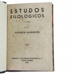 Antenor Nascentes. Estudos Filologicos. Rio de Janeiro: Civilização Brasileira, 1939. O livro reúne uma série de ensaios dedicados ao estudo da língua portuguesa, com foco em aspectos de fonética, morfologia, etimologia e variações regionais.