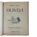 Gilberto Freyre, M. Bandeira. Olinda: 2º Guia Prático Histórico e Sentimental da Cidade Brasileira. Recife: 1939. Com ilustrações e uma planta da cidade feitos por Manoel Bandeira, um pintor, aquarelista, desenhista e ilustrador pernambucano, que colaborou com desenhos em periódicos locais e foi funcionário do Arquivo Público Estadual de Pernambuco, do Museu do Estado e do Patrimônio Histórico e Artístico do Estado. Da tiragem de 350 exemplares numerados, em papel legítimo `Buetten` cinzento-marrom, este é o 149, assinado e numerado por Freyre e Bandeira. Livro em muito bom estado, com dedicatória autógrafa assinada de Gilberto Freyre. Este guia oferece uma visão detalhada da cidade de Olinda, explorando sua história, cultura, tradições e vida cotidiana. Freyre e Bandeira combinam suas habilidades para criar uma obra que não só serve como um guia turístico, mas também como um tributo sentimental à cidade pernambucana, incentivando os leitores a apreciá-la com olhos de admiração.