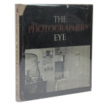 John Szakowski. The Photographer’s Eye. New York: The Museum of Modern Art, 1966. O livro é um clássico da fotografia publicado em 1966 pelo Museu de Arte Moderna de Nova York (MoMA), e foi baseado em uma exposição de 1964. Szarkowski, que foi curador do MoMA de 1962 a 1991, apresenta uma análise das características fundamentais da fotografia, explorando como os fotógrafos moldam imagens por meio de composição, luz e perspectiva. A obra contém 172 imagens de diversos mestres da fotografia, como Cartier-Bresson, Evans, Steichen e Strand, além de documentos vernaculares e até instantâneos amadores.