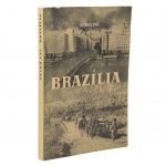 Szabó Pál. Brazília. Budapeste: Szikra, 1956. Rara edição húngara que apresenta uma visão política, histórica e social do Brasil. Com diversas fotografias em preto e branco, o livro aborda desde o período colonial até a economia contemporânea à data de publicação, passando por temas como escravidão, independência, cultura, educação e arquitetura.