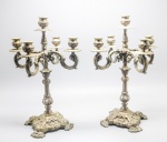 PRATA - Par de castiçais em prata, para 5 velas, ricamente lavrada e cinzelada, conchas, arabescos e folhas. Med. 40x20x20 cm.