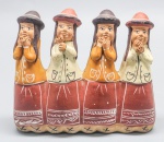 ESCULTURA - ARTE POPULAR - Escultura em cerâmica, sendo uma flauta, representando 4 camponesas. Med. 12x13x4 cm. Marcas do tempo.