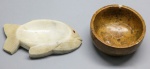 DIVERSOS - Lote de peixe em mármore e tigela em pedra sabão. Med. 16x9 cm e 5x10 cm. Marcas do tempo e de uso.