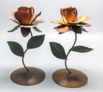 DIVERSOS - Par de castiçais em ferro, formato de flor. Alt. 12 cm.