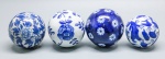 DIVERSOS - Lote de 4 esferas azuis e brancas em porcelana. Med. 7 cm e 8 cm.
