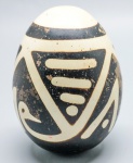 DIVERSOS - Ovo decorativo com pintura tribal. Alt. 12 cm.