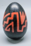 DIVERSOS - Ovo decorativo com pintura tribal, vermelha e preta. Alt. 15 cm.