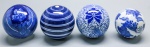 DIVERSOS - Lote de 4 esferas azuis e brancas. Med. 7 cm e 8 cm.