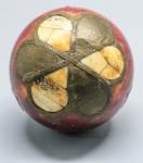 DIVERSOS - Esfera em osso e metal dourado. Alt. 10 cm.