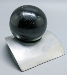DIVERSOS - Esfera em porcelana preta, base em alumínio. Med. 12x13x15 cm.