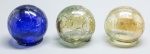 DIVERSOS - Esferas em demi cristal, azul e amarela, craqueladas. Alt. 5 cm.